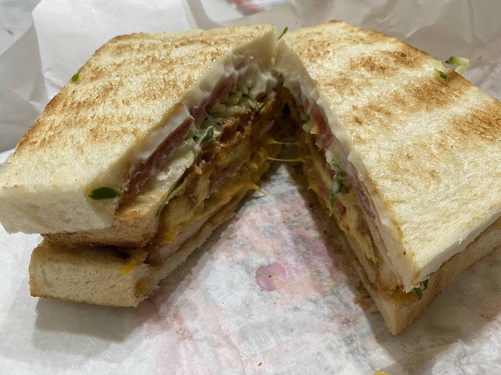 [基隆美食] 崁仔頂碳烤三明治.仁愛市場大腸圈