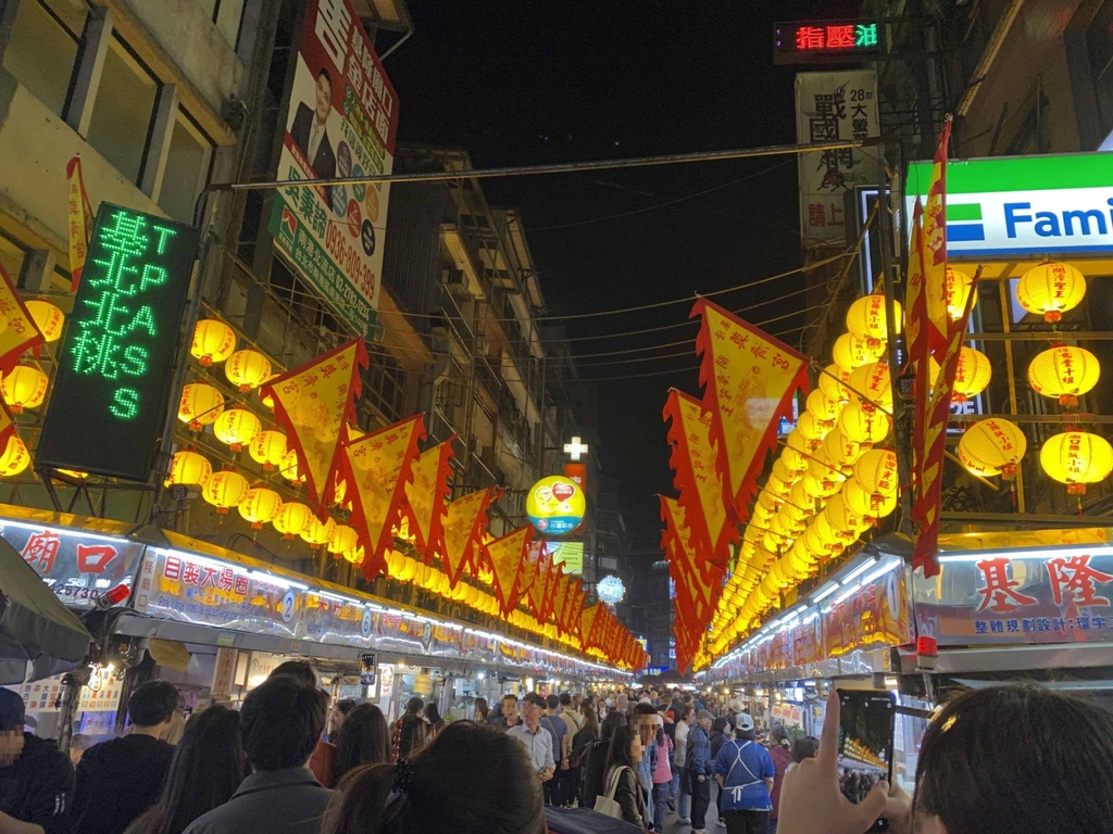 [基隆夜市] 12號乾麵餛飩湯排骨麵.18號古早味正老攤駝子