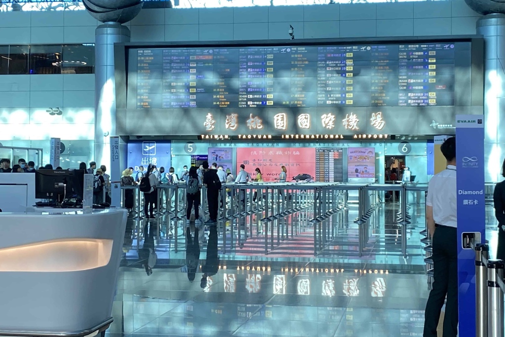 [桃園大園] 桃園機場第二航廈(北側)觀景台.航廈電車