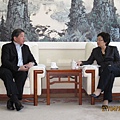 國務院僑辦主任李海峰會見了新加坡中華總商會會長張松聲先生.jpg