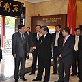 魏苇大使走访新加坡中华总商会，与张松声会长及主要董事亲切交谈.jpg