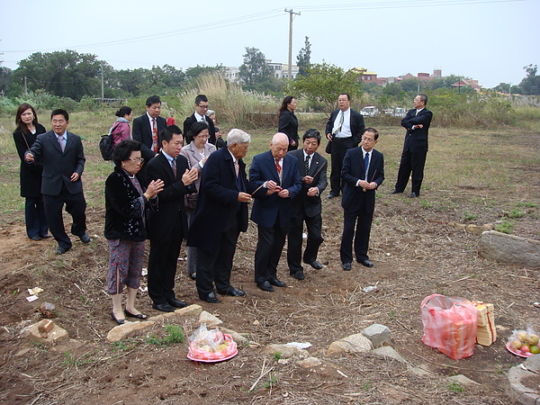 張雲羽張雲萍叔父張允中張允伏叔母、堂兄弟張自耕、張鏗聲、張鼎聲、張自偉家人返鄉祭墳.JPG