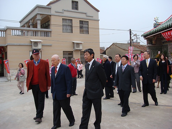 張雲萍張雲羽與大叔張允中等的合照於往三落祖厝路中.jpg