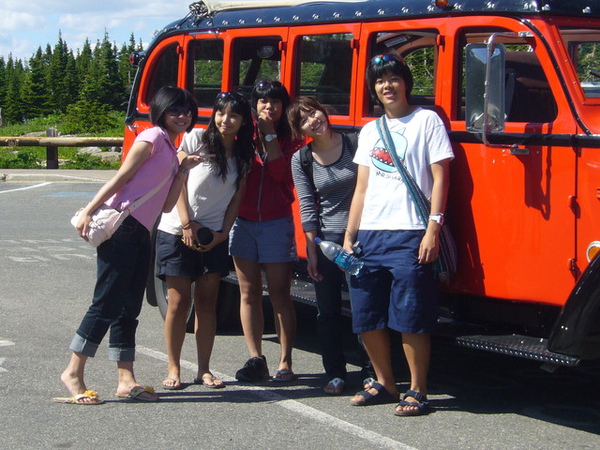 紅色的遊園車, 據說都是退休的消防隊員來開的喔