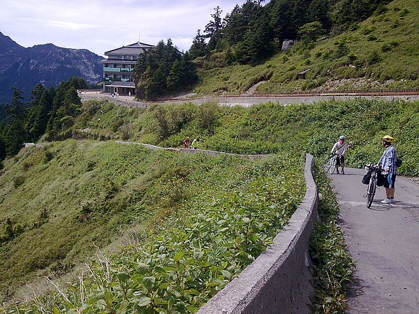 滑雪山莊上來這段路路況頗差，大家都下來遷車了