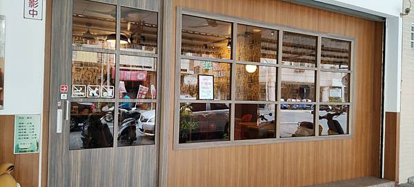 披薩店-轉型創新顧客價值-連鎖加盟多元化-轉型策略-詹翔霖副教授 (1).jpg