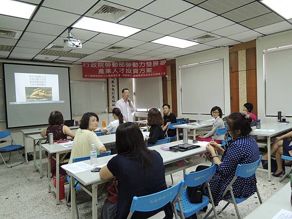 104.05.06-高市職業訓練創新發展協會-美容業的服務行銷金三角運用策略-詹翔霖教授