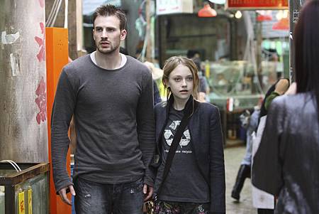 still-of-chris-evans-and-dakota-fanning-in-push-(2009)-large-picture