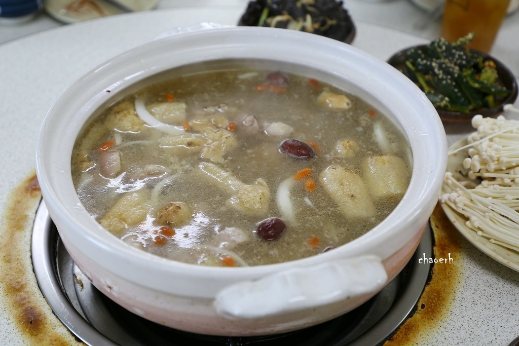 台中-廣式養生功夫雞 《 正宗廣東椰子雞湯•廣式榴槤雞湯》