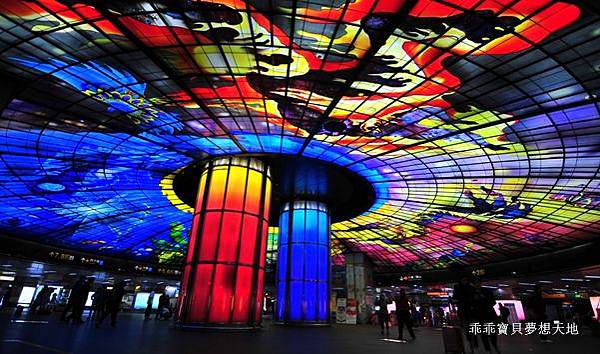 高雄市 特色捷運站 。 衛武營站 - 可愛壁飾 & 美麗島站 - 光之穹頂