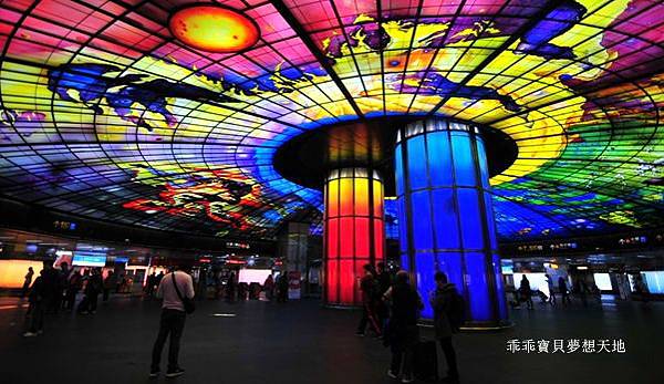 高雄市 特色捷運站 。 衛武營站 - 可愛壁飾 & 美麗島站 - 光之穹頂