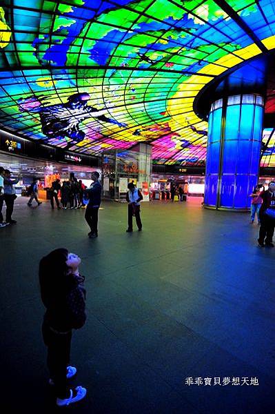 高雄市 特色捷運站 。 衛武營站 - 可愛壁飾 & 美麗島站 - 光之穹頂