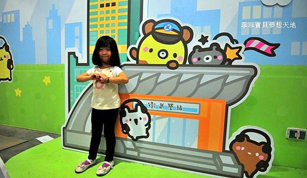 高雄市 特色捷運站 。 衛武營站 - 可愛壁飾 & 美麗島站 - 光之穹頂