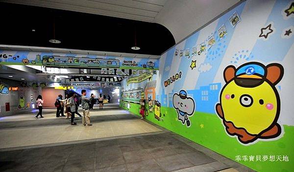 高雄市 特色捷運站 。 衛武營站 - 可愛壁飾 & 美麗島站 - 光之穹頂