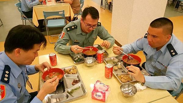 軍人吃得好很重要：《跟各國相比,台灣軍人待遇好嗎？》《從早餐