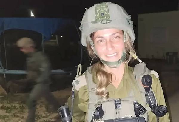 劉文孝:梅卡瓦女兵車組 劉文孝:梅卡瓦女兵車組