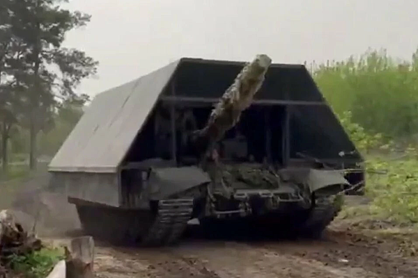盧伯華：被無人機炸怕了  俄軍坦克鐵籠再進化背龜殻上戰場