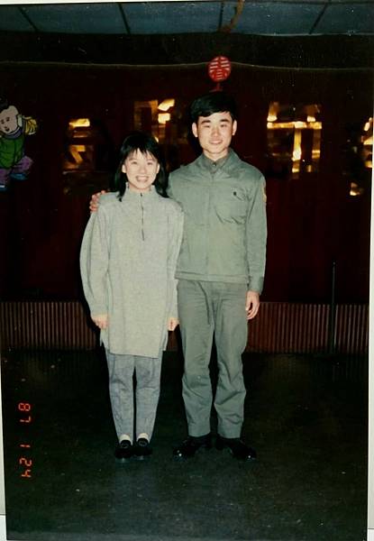 黃清陣：這張相片的女孩是連輔導長的女友 幫我拍的正是輔導