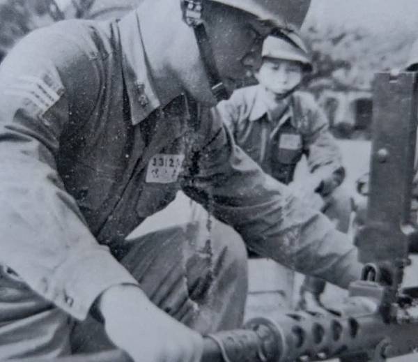 Peter Wu：右臂掛著三條槓 陸軍官校33期的大學長 