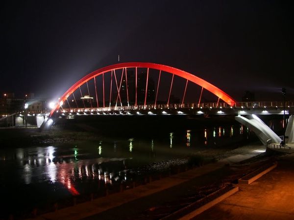 夜間燈光下的橋