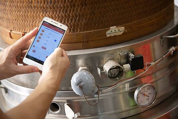 智慧控溫 傳統炭焙:炭紀用科技延續一爐好茶香 智慧控溫 傳統炭焙:炭紀用科技延續一爐好茶香