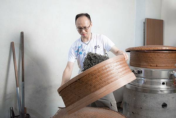 智慧控溫 傳統炭焙:炭紀用科技延續一爐好茶香 智慧控溫 傳統炭焙:炭紀用科技延續一爐好茶香