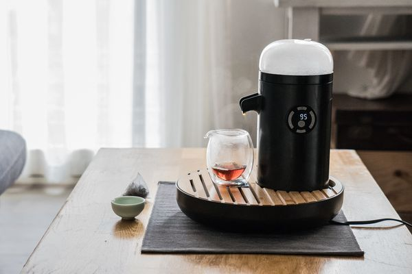 《當科技遇上炭火——一杯來自智慧泡茶機的職人暖意》 《當科技遇上炭火——一杯來自智慧泡茶機的職人暖意》