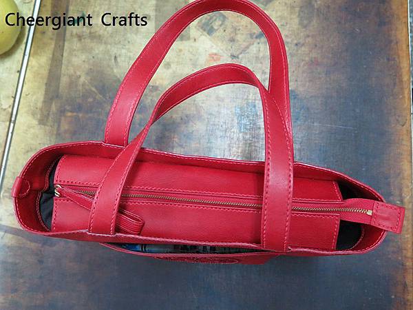 紅色水波紋皮雕托特包. Red rippled tote leather bag.05