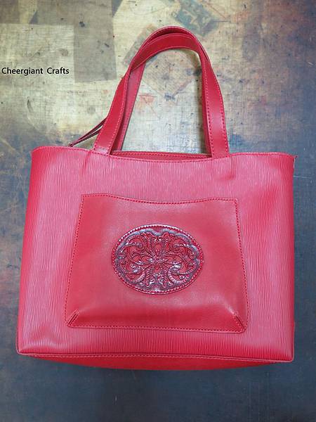 紅色水波紋皮雕托特包. Red rippled tote leather bag.