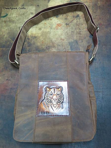 老虎肩背包,真皮斜背包 Tiger shoulder bag.