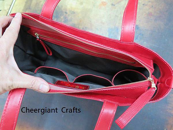 紅色水波紋皮雕托特包. Red rippled tote leather bag.06