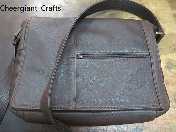 深咖啡色荔枝紋牛皮斜背包. Dark brown grained leather messenger bag.12