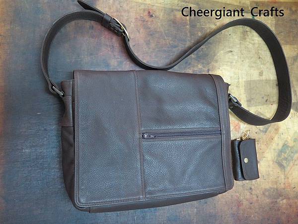深咖啡色荔枝紋牛皮斜背包. Dark brown grained leather messenger bag.04