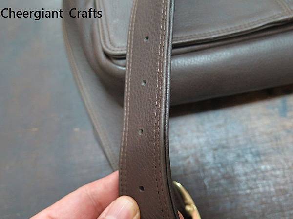 深咖啡色荔枝紋牛皮斜背包. Dark brown grained leather messenger bag.11