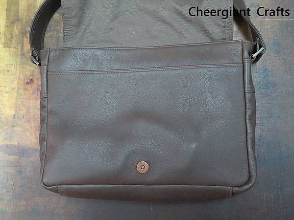 深咖啡色荔枝紋牛皮斜背包. Dark brown grained leather messenger bag.06