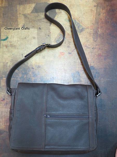 深咖啡色荔枝紋牛皮斜背包. Dark brown grained cowskin messenger bag.