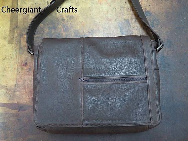 深咖啡色荔枝紋牛皮斜背包. Dark brown grained leather messenger bag.02