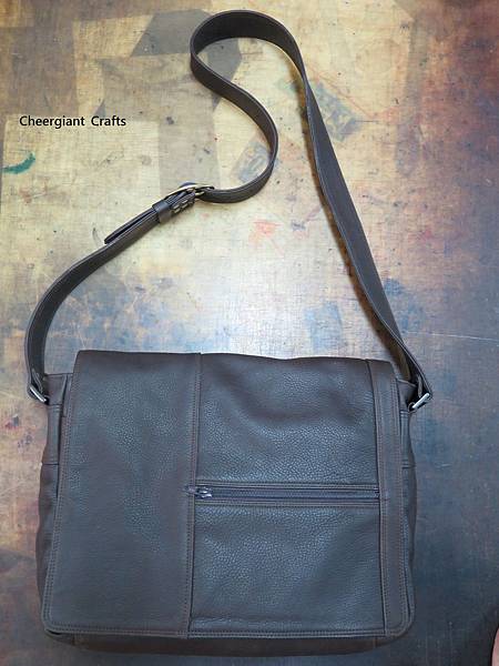深咖啡色荔枝紋牛皮斜背包. Dark brown grained leather messenger bag.