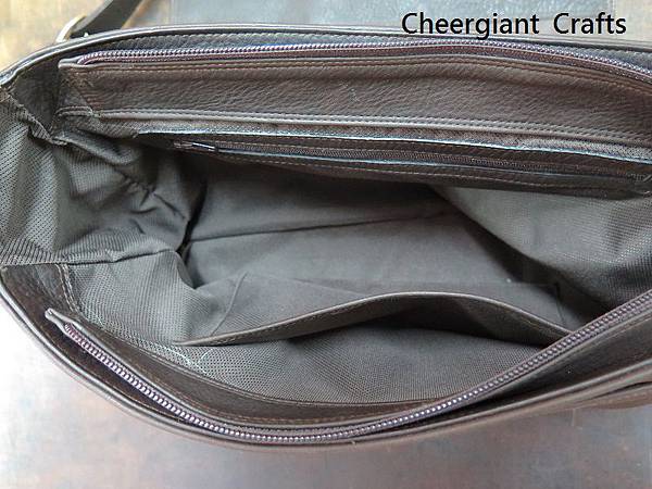 深咖啡色荔枝紋牛皮斜背包. Dark brown grained leather messenger bag.08