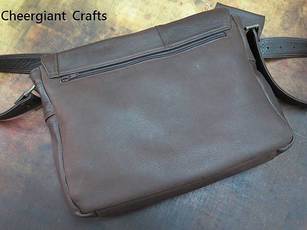 深咖啡色荔枝紋牛皮斜背包. Dark brown grained leather messenger bag.13
