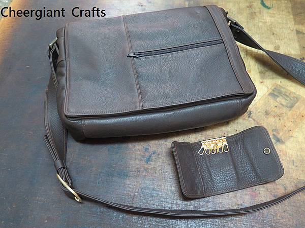 深咖啡色荔枝紋牛皮斜背包. Dark brown grained leather messenger bag.05