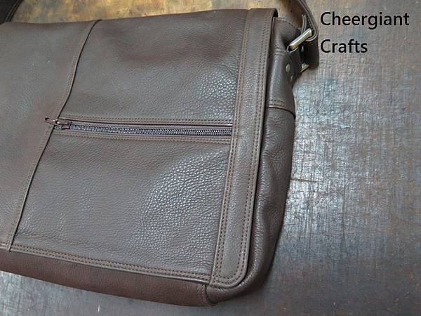 深咖啡色荔枝紋牛皮斜背包. Dark brown grained leather messenger bag.03
