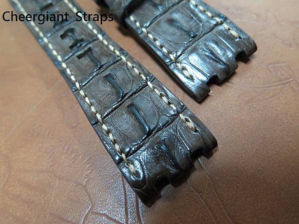 AP ROO Diver dark brown horn back croco strap, 28x24mm, 73x125mm, thick 7.5mm taper to 3.5mm, cream stitching. 05