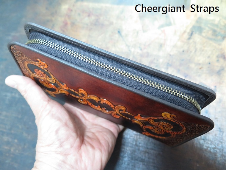 唐草圖案外拉鍊長皮夾手拿包. Hand carved pattern zipper long wallet clutch bag. 04 .JPG