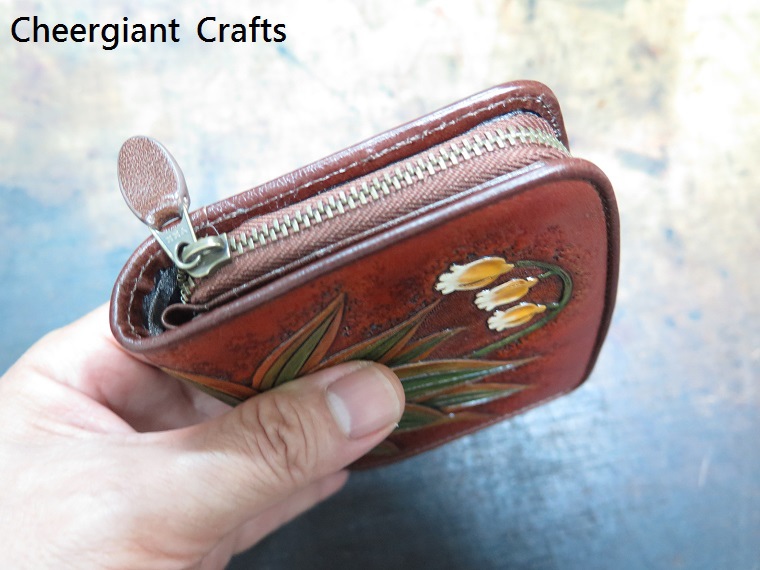 鈴蘭花皮雕拉鍊皮夾. Bell Orchid leather carving zipper wallet. 04.JPG