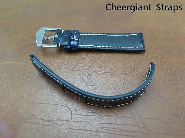 Breitling padded navy blue crocodile strap,20x18mm, 75x120mm, thick 5.5mm taper to 2.8mm,cream stitching.07.JPG