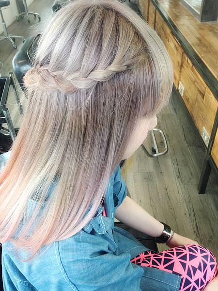 台北東區Rainbow Hair 設計師Cheetah作品----流行時尚髮型，東區剪髮，東區造型，女生編髮造型，甜美女孩，三股加單編，半頭公主編 