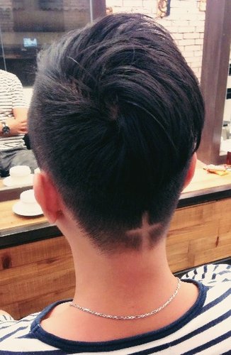 台北東區Rainbow Hair 設計師Cheetah作品----流行髮型，東區男生剪髮，刻線(十字架)，復古油頭，個性風