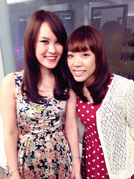 台北東區Rainbow Hair 設計師Cheetah作品----東區流行時尚剪髮染髮，東區剪髮染髮，東區燙髮，女生長髮，深亞麻綠，漂亮中分，瀏海燙個彎，妹妹頭旁分瀏海