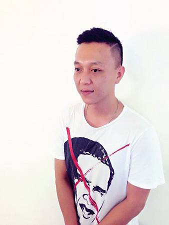 台北東區剪髮推薦髮型Rinbow Hair 設計師Cheetah作品(東區流行時尚剪髮燙髮染髮護髮)，東區髮型，男生剪髮，男生刻線，個性髮型，復古油頭，兩側推短，後頸區推短，乾淨清爽有型。